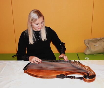 Citrarka Špela Štular je zaigrala več lepih skladb_tudi Cvetje v jeseni